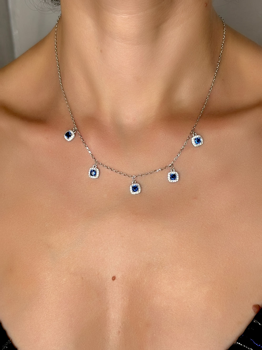 Collana con pietre bianche e blu