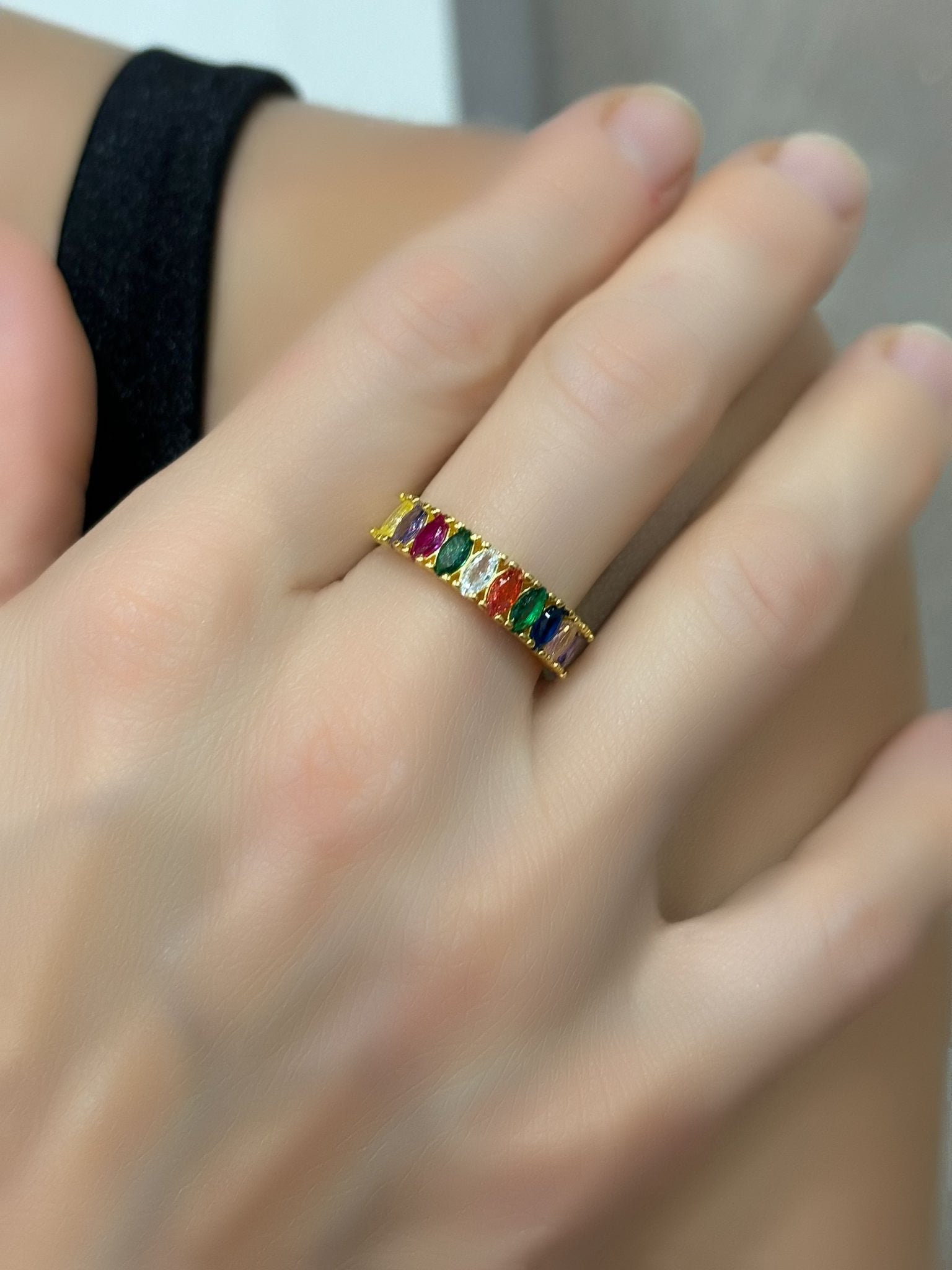 Anello con pietre multicolor