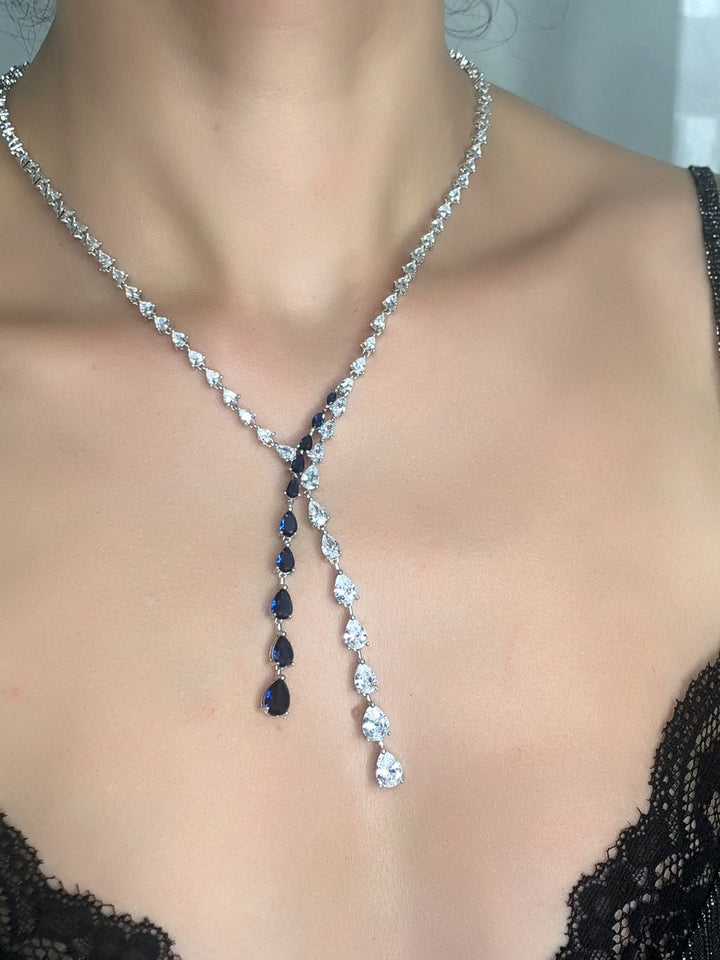 Collana elegant con pietre bianche e blu