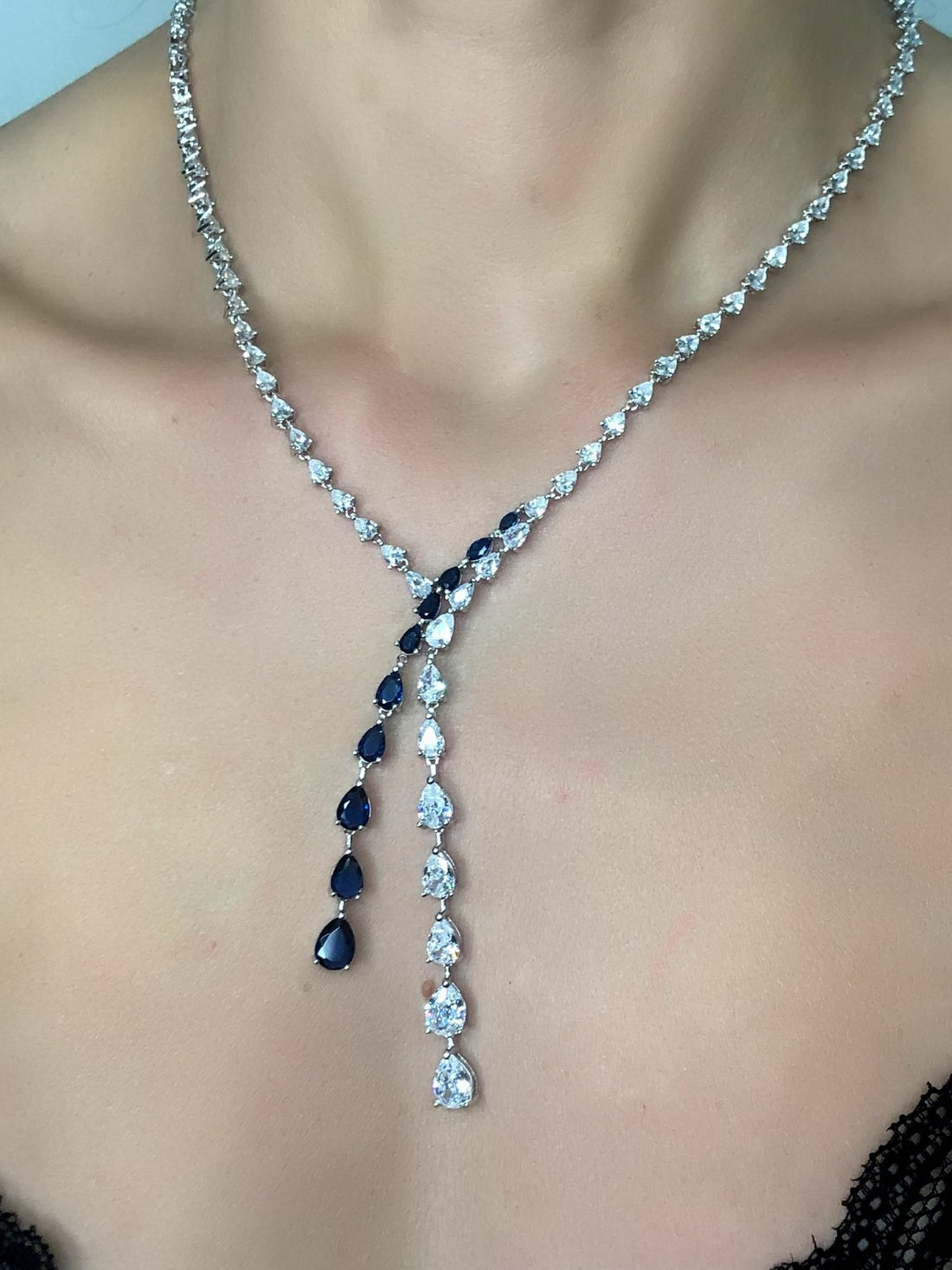 Collana elegant con pietre bianche e blu