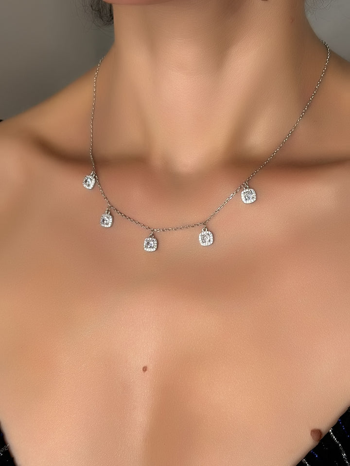 Collana con pietre bianche