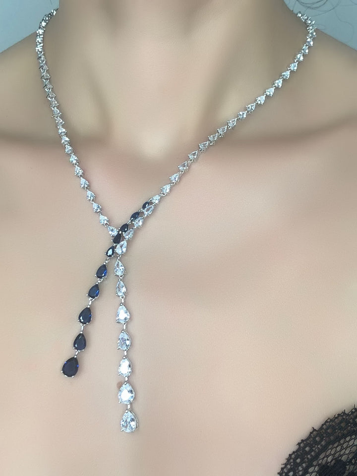 Collana elegant con pietre bianche e blu