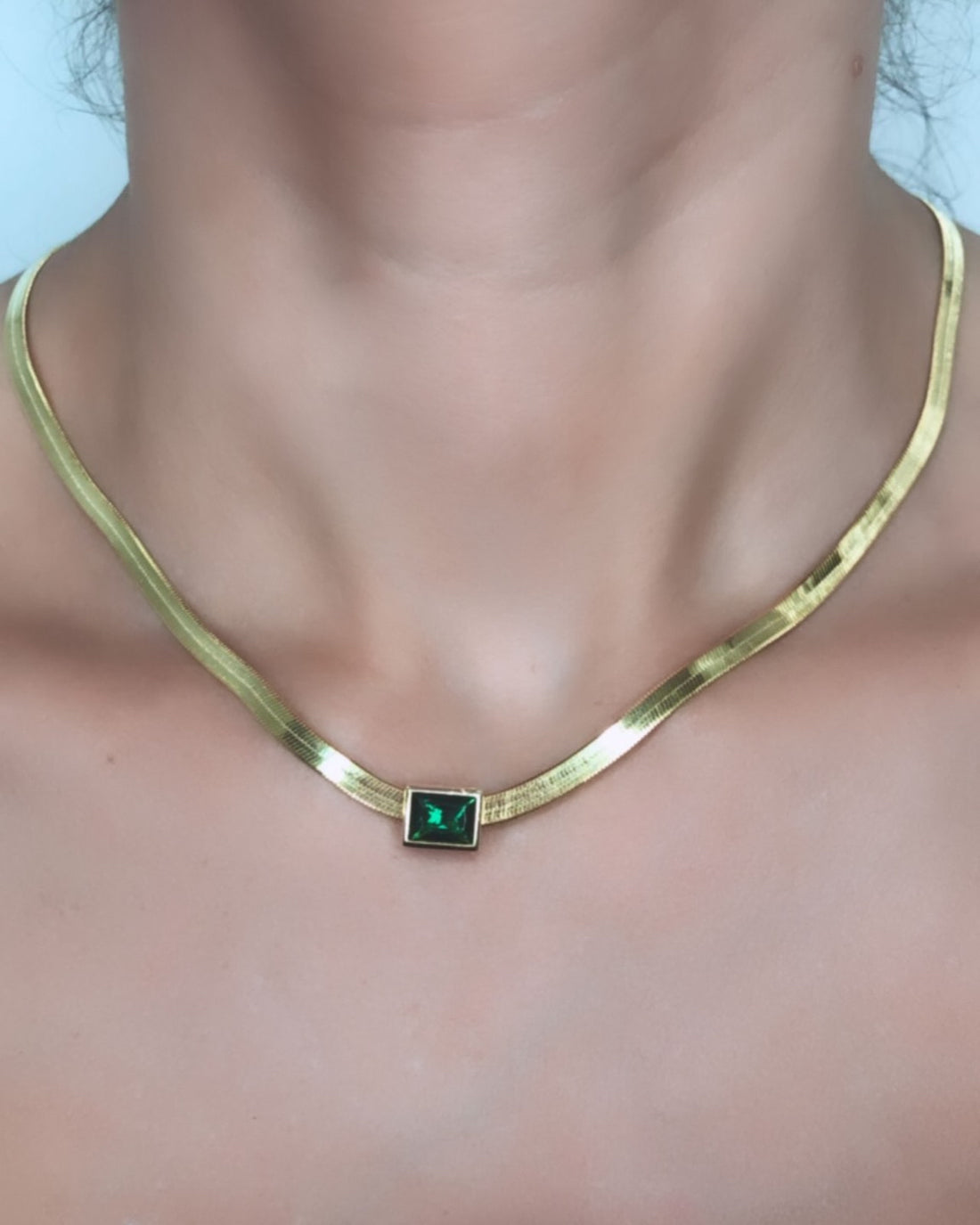 Collana piattina snake con pietra verde