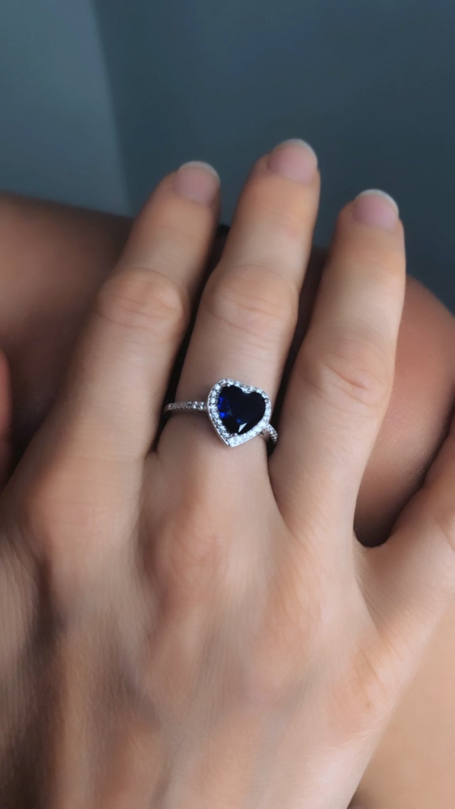 Anello con cuore blu