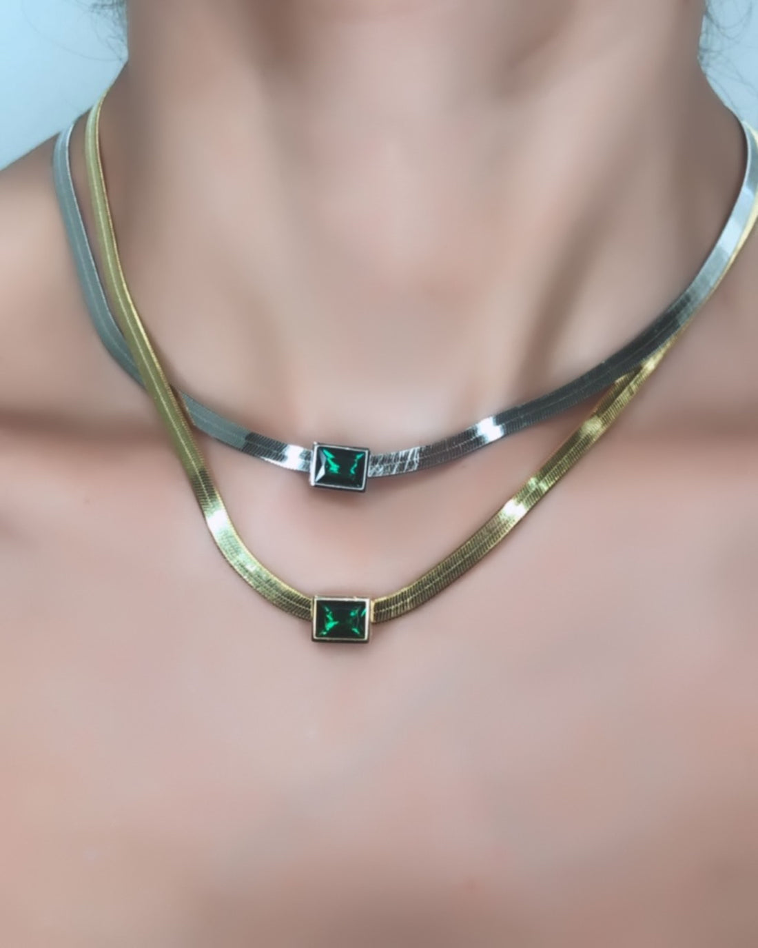 Collana piattina snake con pietra verde