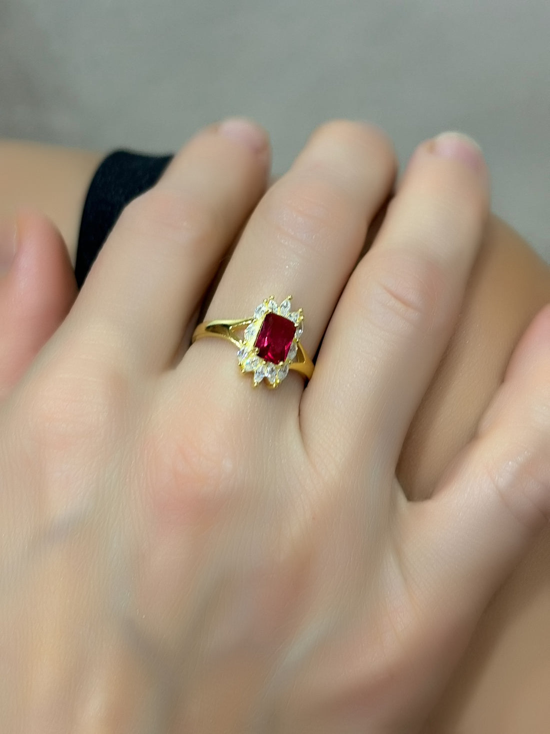 Anello con pietra rossa e zirconi