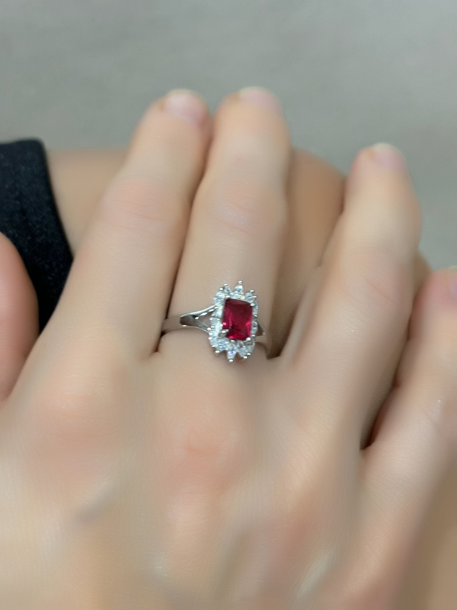 Anello con pietra rossa e zirconi