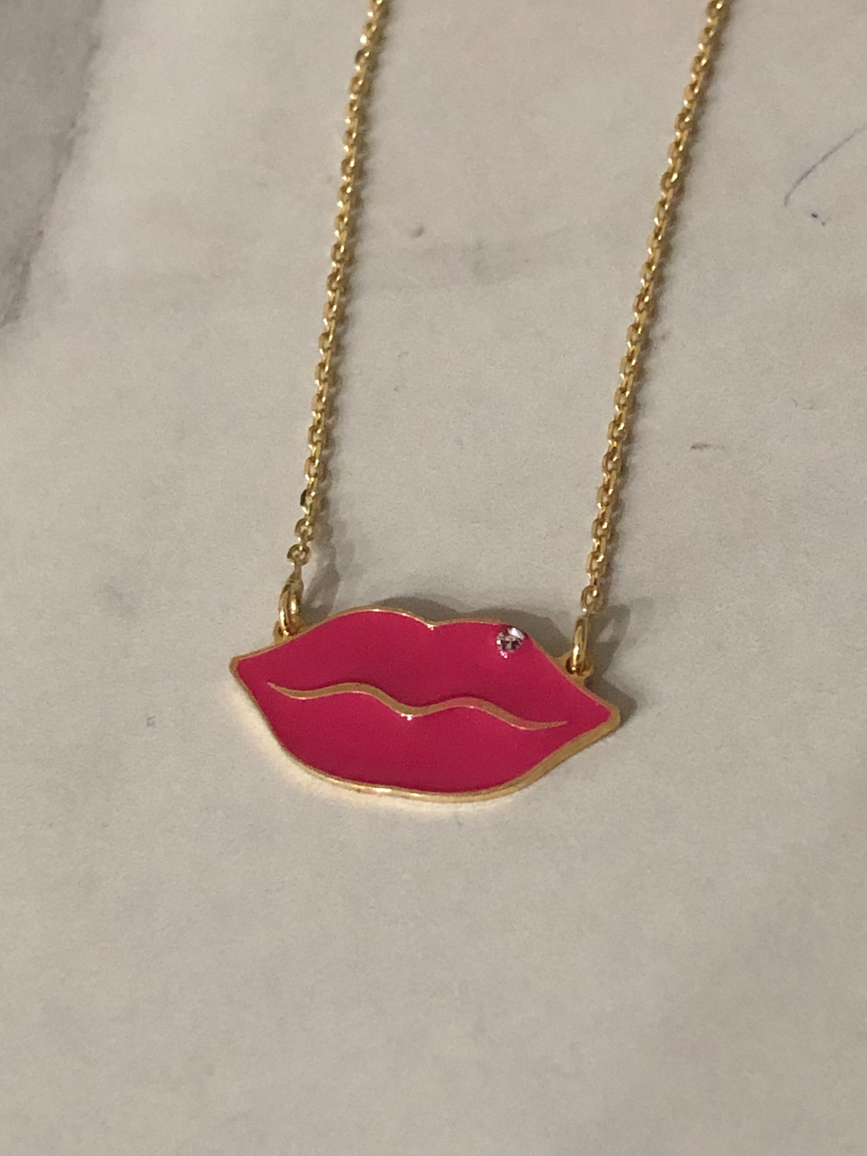 Collana Labbra con smalto rosa e pietra bianca