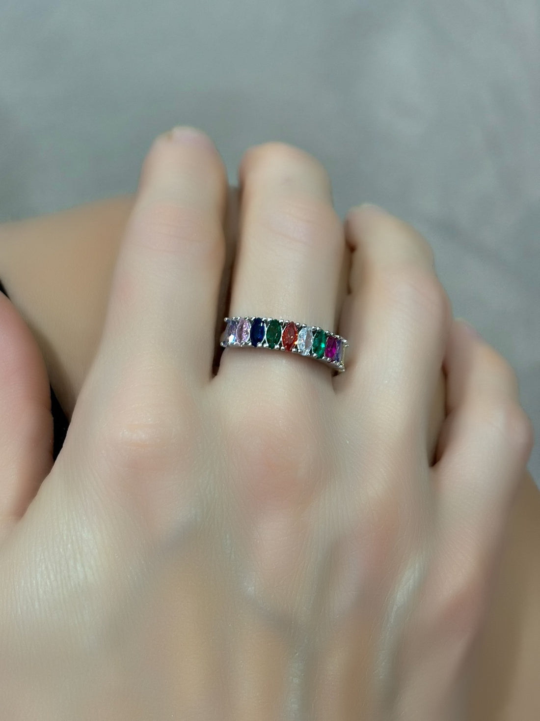 Anello con pietre multicolor