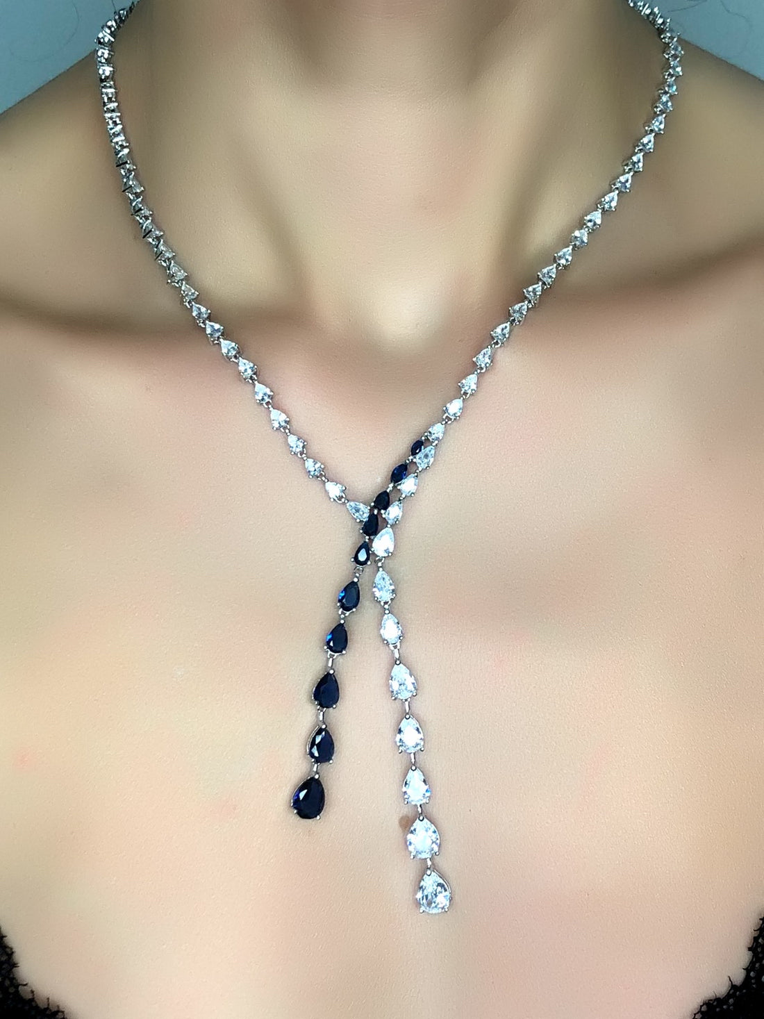 Collana elegant con pietre bianche e blu