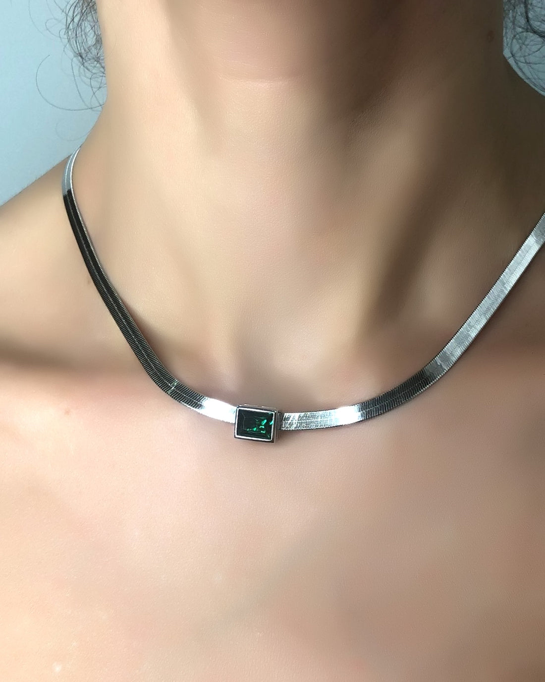 Collana piattina snake con pietra verde