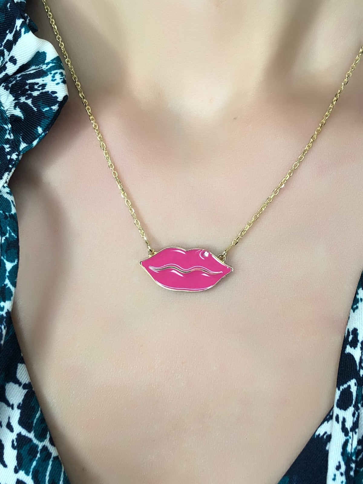 Collana Labbra con smalto rosa e pietra bianca