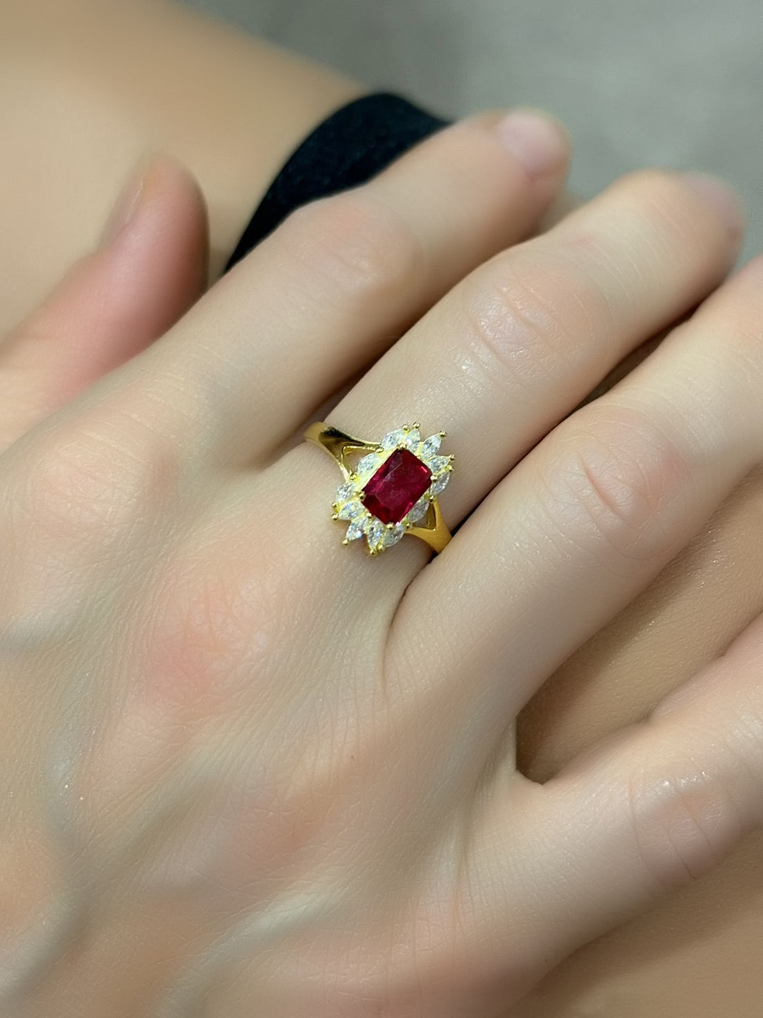 Anello con pietra rossa e zirconi