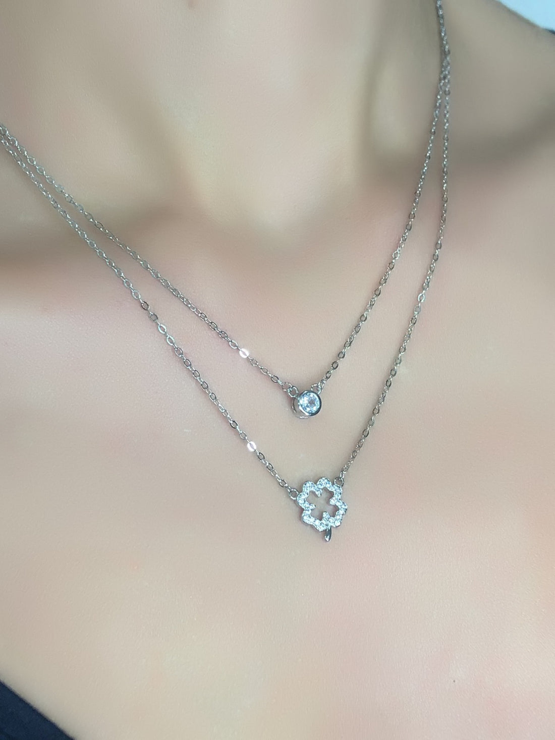 Collana con due fili con quadrifoglio e punto luce