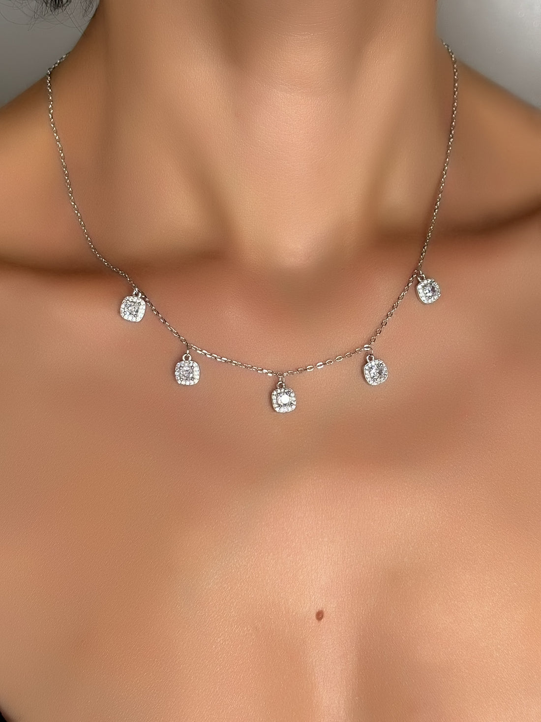 Collana con pietre bianche