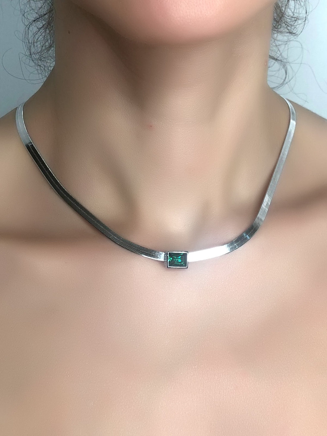 Collana piattina snake con pietra verde