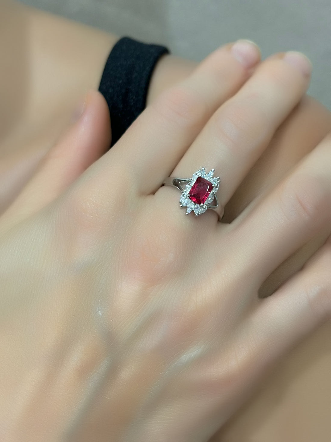 Anello con pietra rossa e zirconi