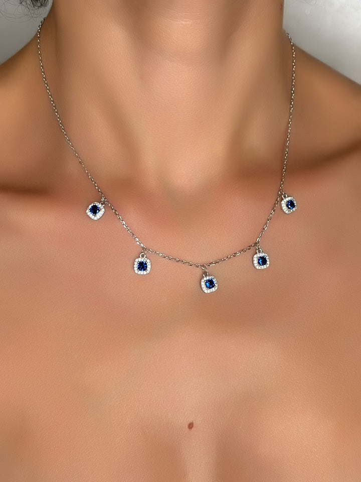 Collana con pietre bianche e blu