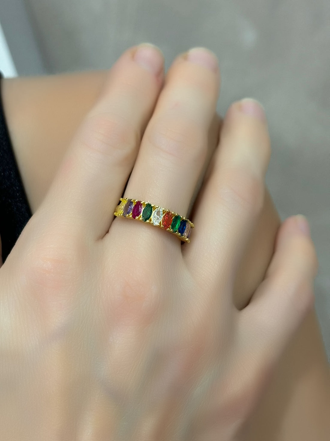 Anello con pietre multicolor