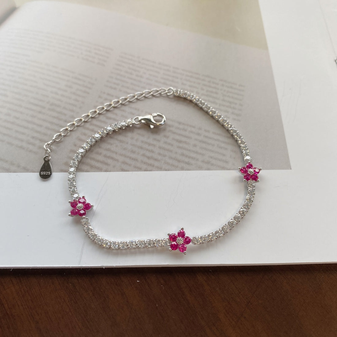 Bracciale tennis con fiori rossi