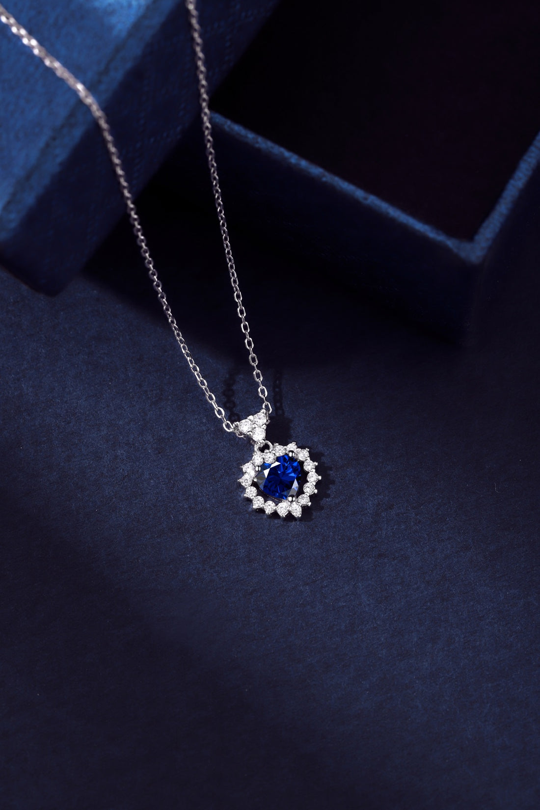 Collana cuore con pietra cuore blu