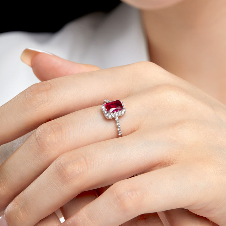 Anello con pietra rossa e bianche