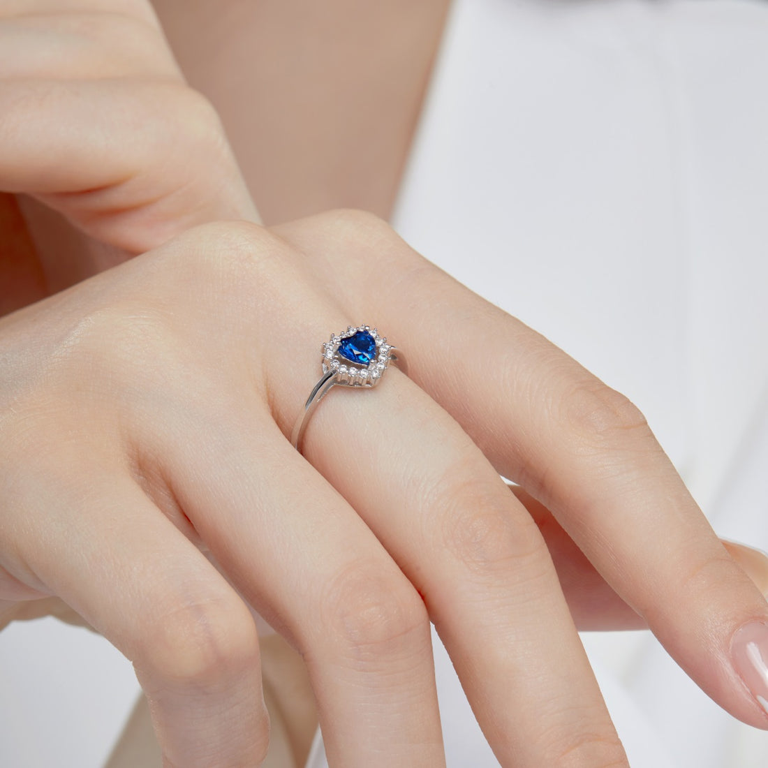 Anello con cuore blu