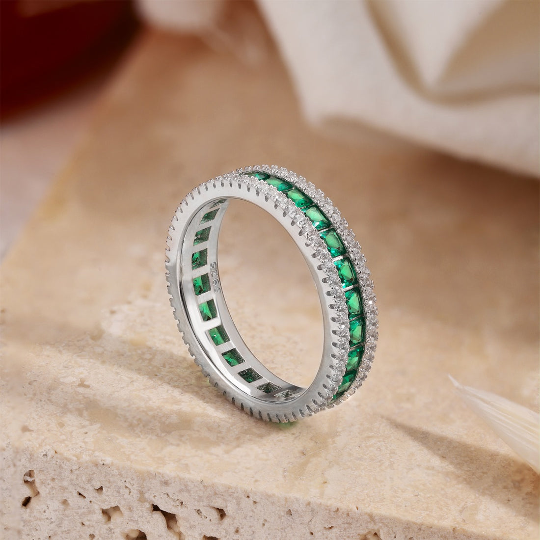 Anello eternity veretta con pietre bianche e verde