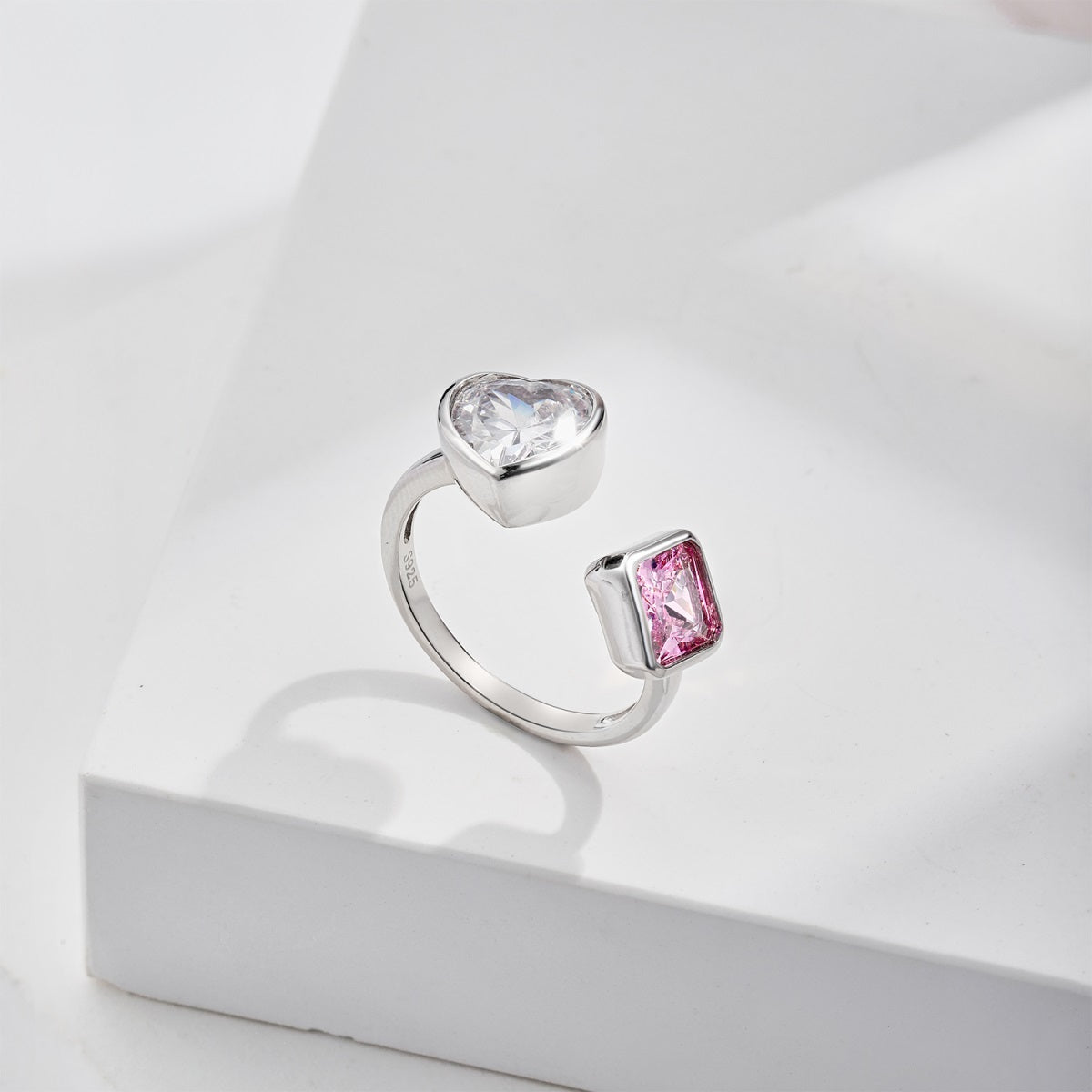 Anello con cuore e pietra