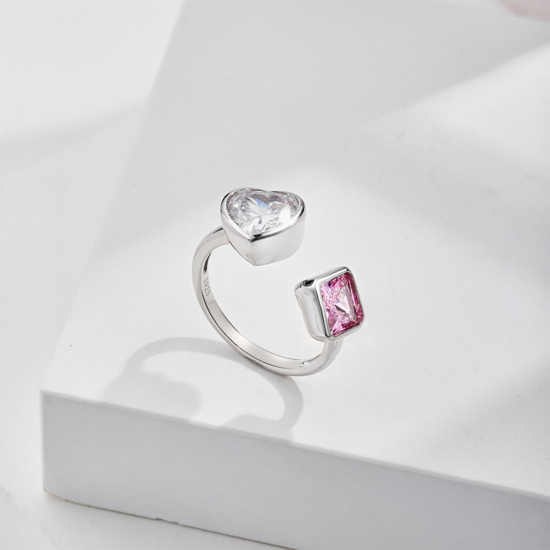 Anello con cuore e pietra