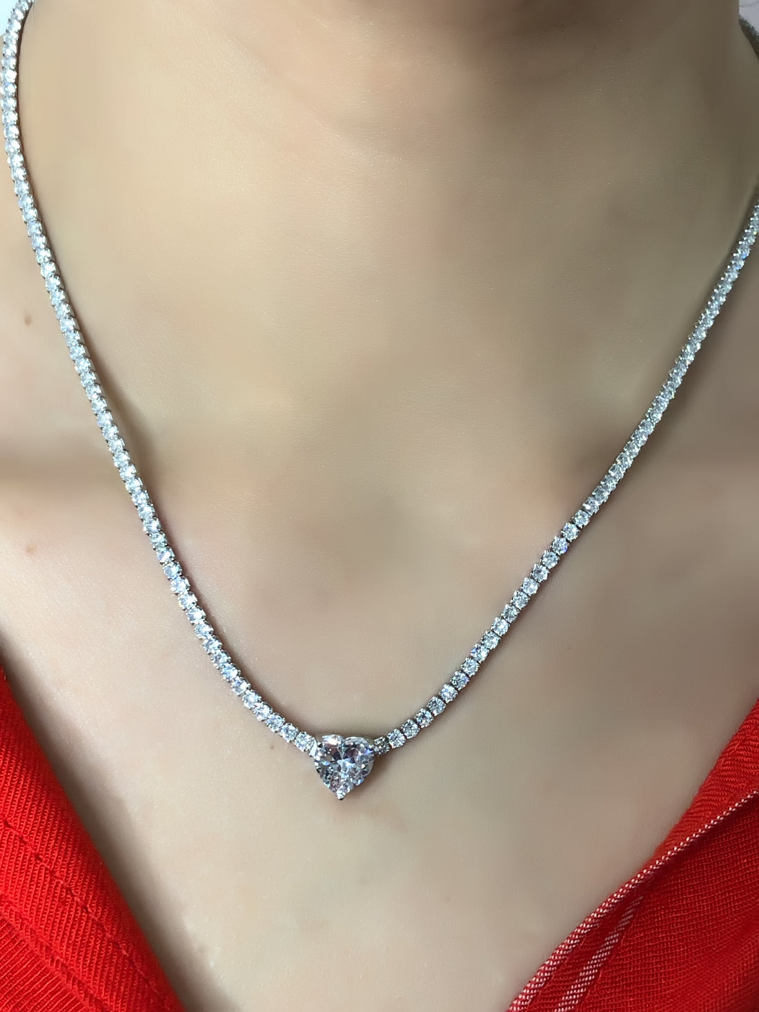 Collana con cuore luminoso e pietre bianche