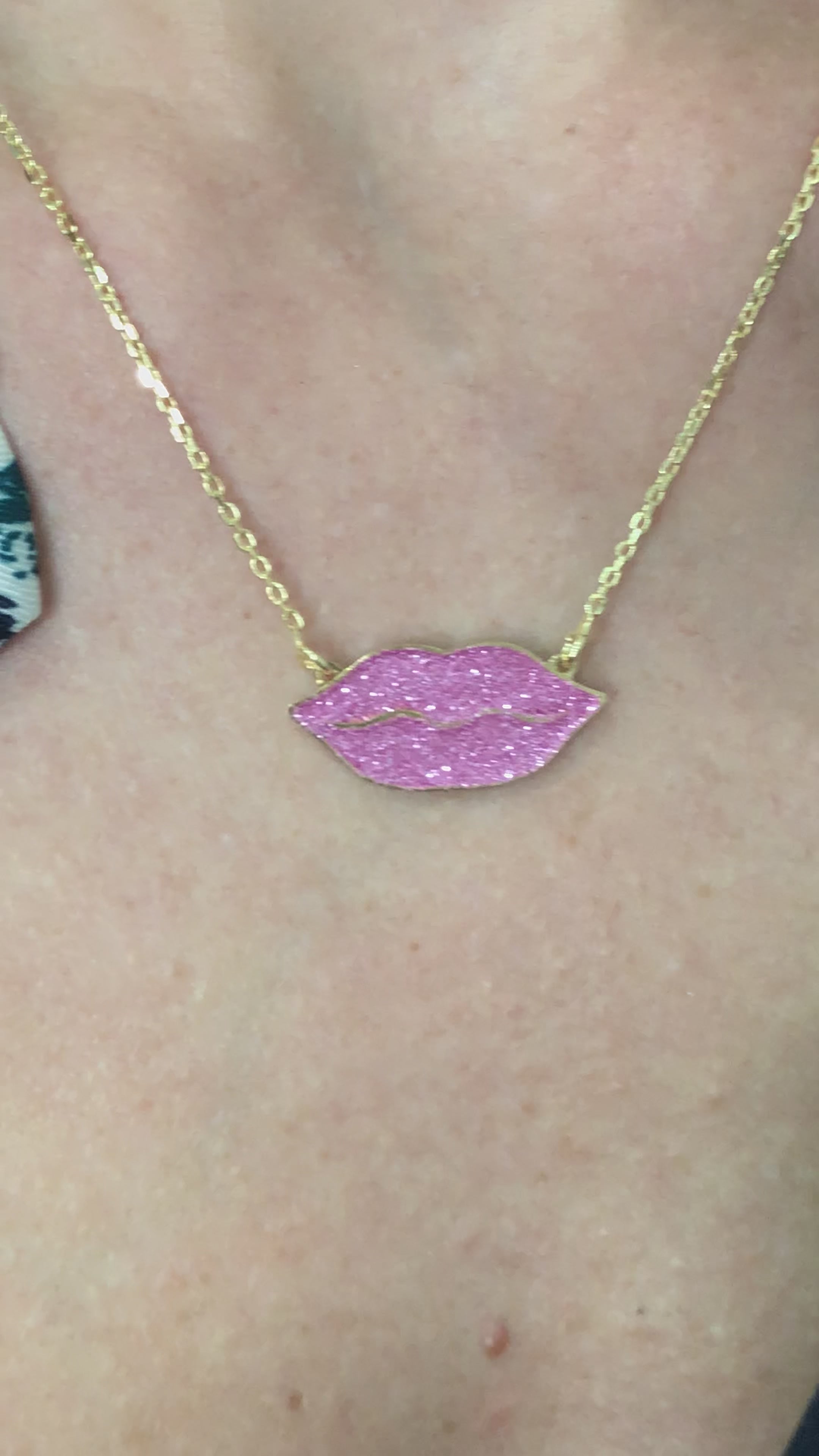 Collana Labbra con glitter rosa