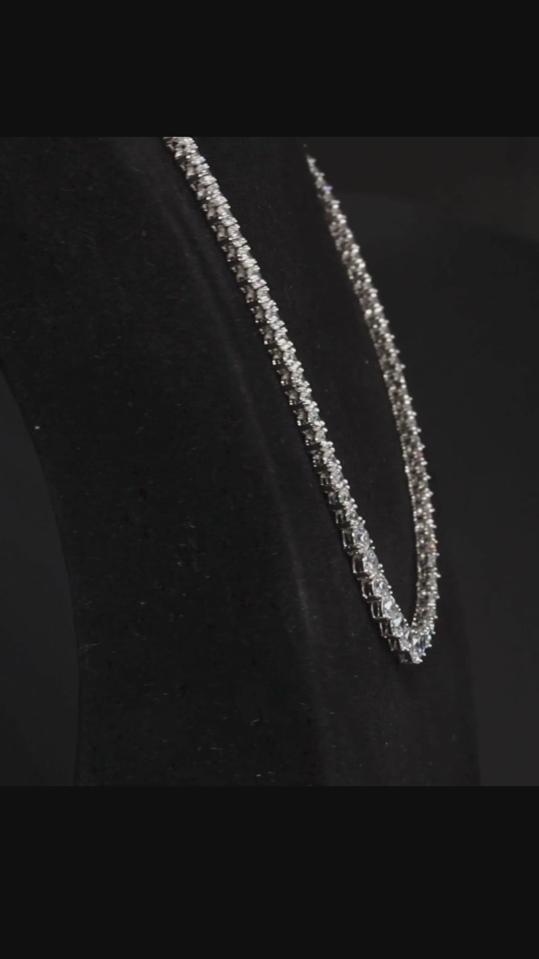 Collana tennis con pietre bianche a scalare