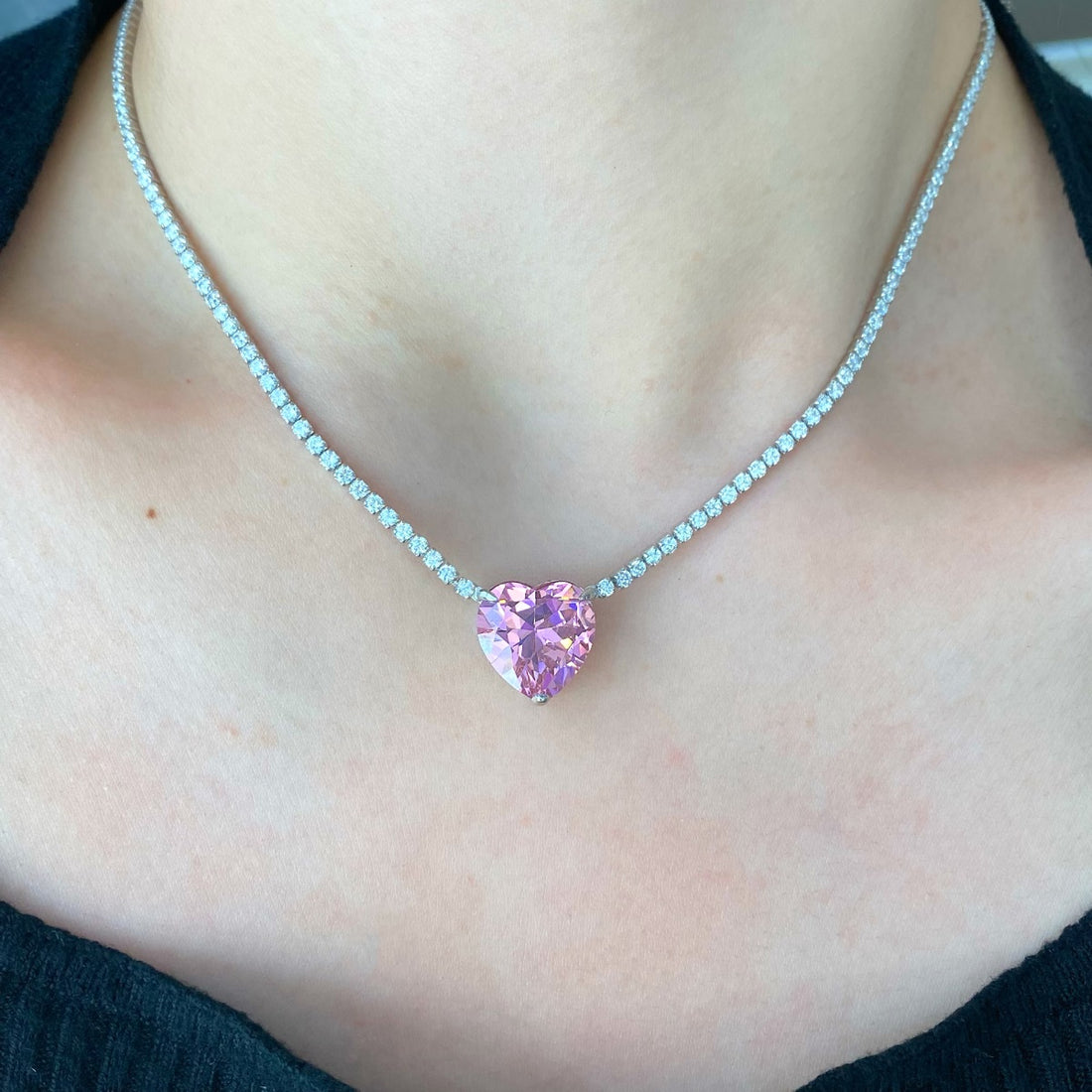 Collana con pietre bianche e cuore rosa