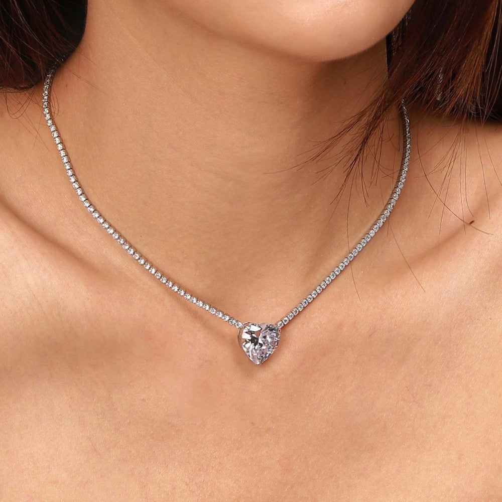 Collana con cuore luminoso e pietre bianche