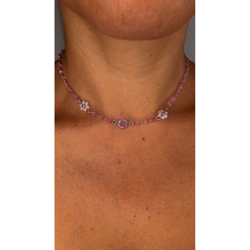 Collana con fiori rosa e pietre fucsia