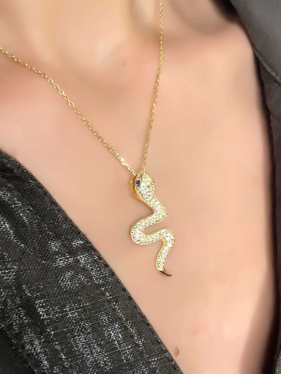 Collana pendente a forma di serpente