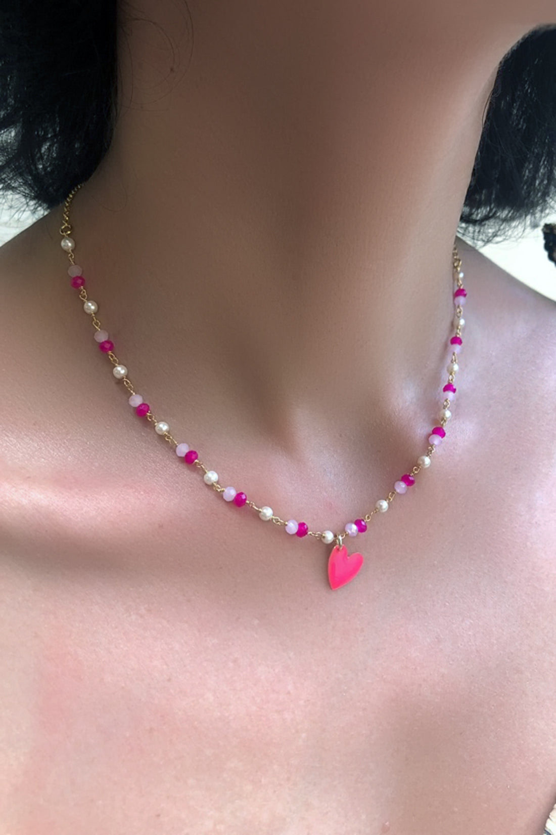 Collana con cuore fucsia e pietre viola e bianche