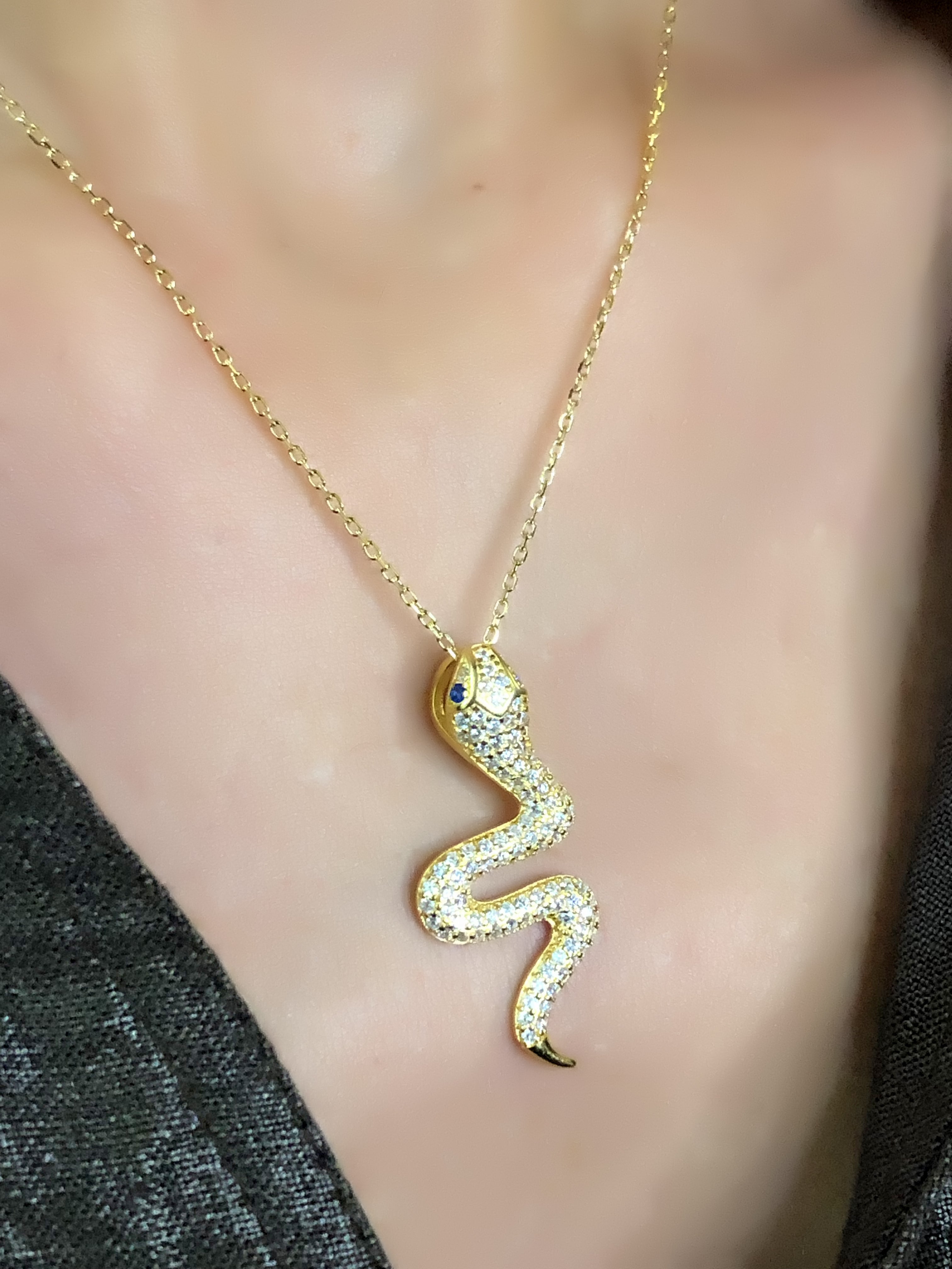 Collana pendente a forma di serpente