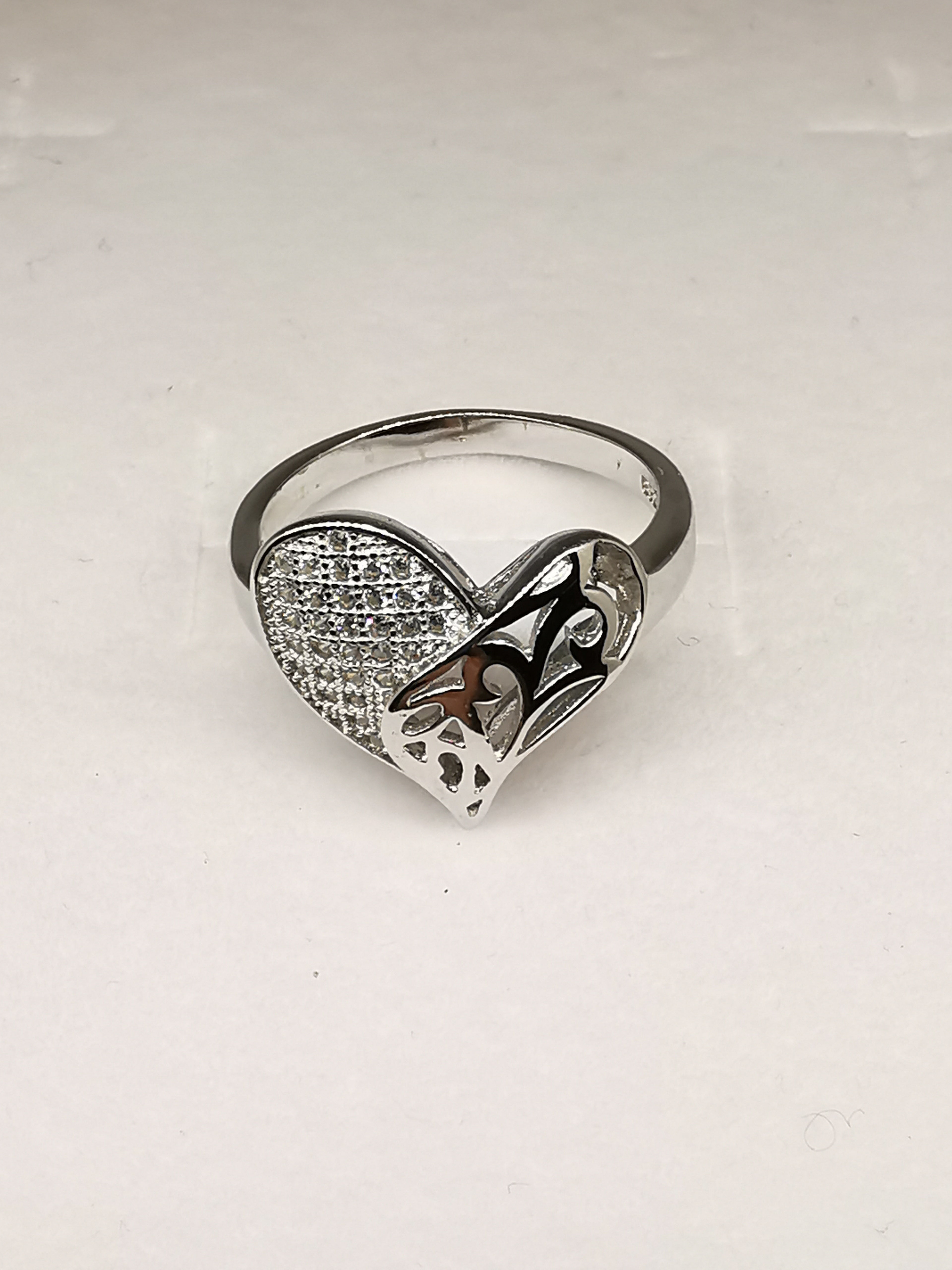 Anello cuore con pietre