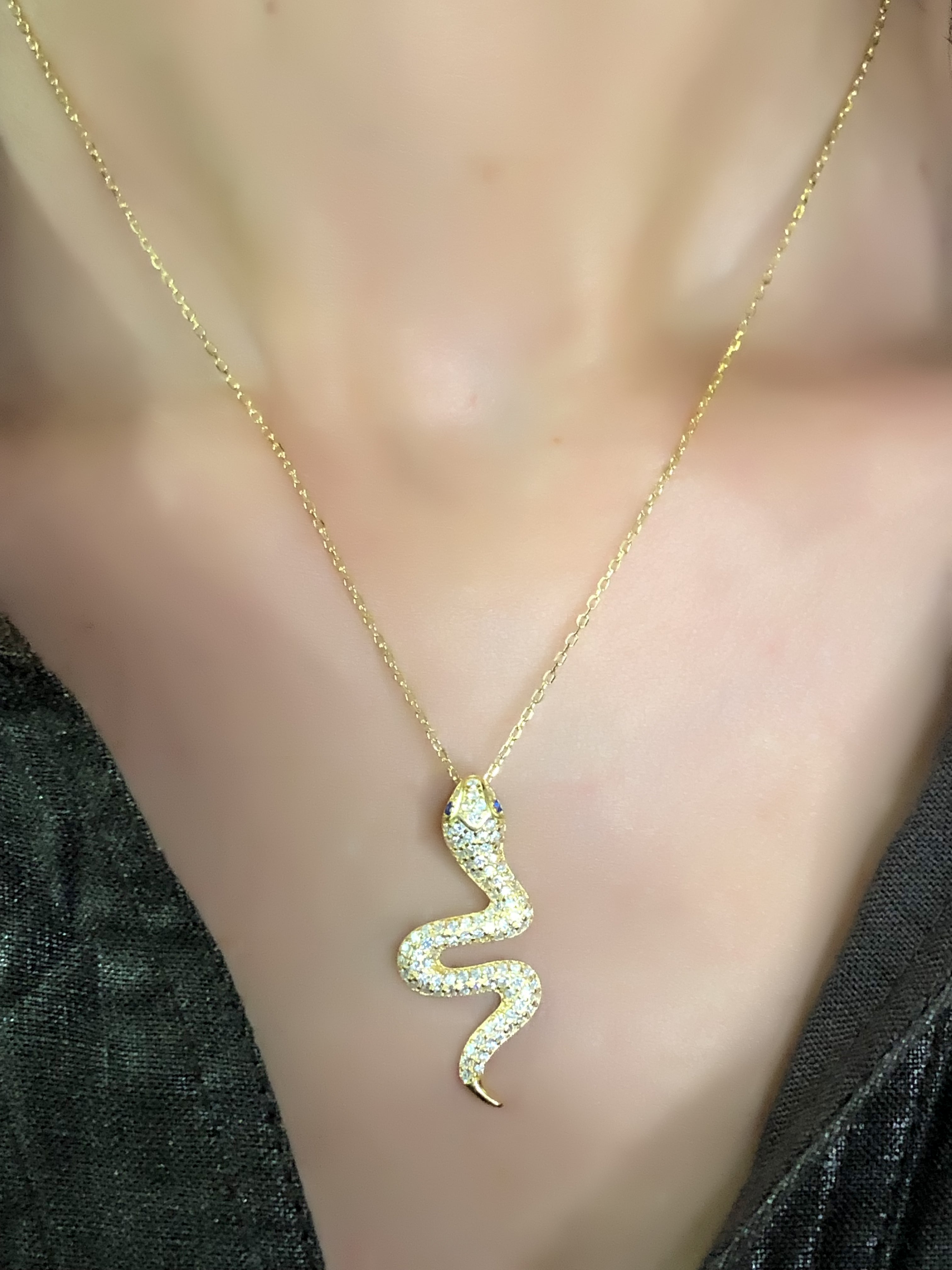 Collana pendente a forma di serpente
